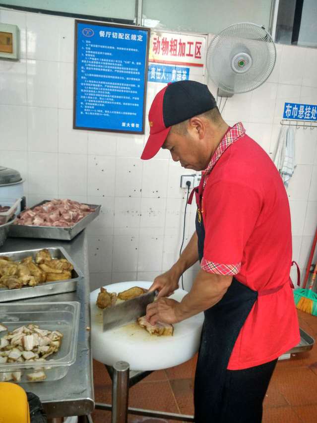 餐饮项目部科技中学餐厅   专注切配