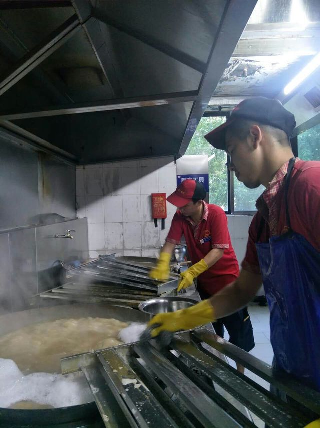 厦大餐饮双十中学餐厅   洗刷刷，嘻哈哈！厨师们，动起来！