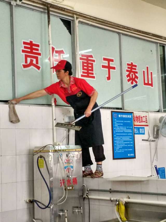 餐饮项目部科技中学餐厅  “登高”只为擦不到的墙角