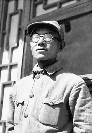 1938年欧阳毅在延安窑洞前留影。